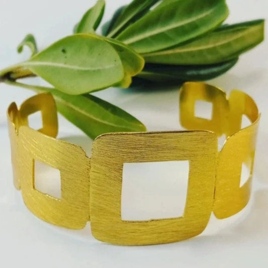 Brazalete NIZA bañado en oro - Diseño con carácter