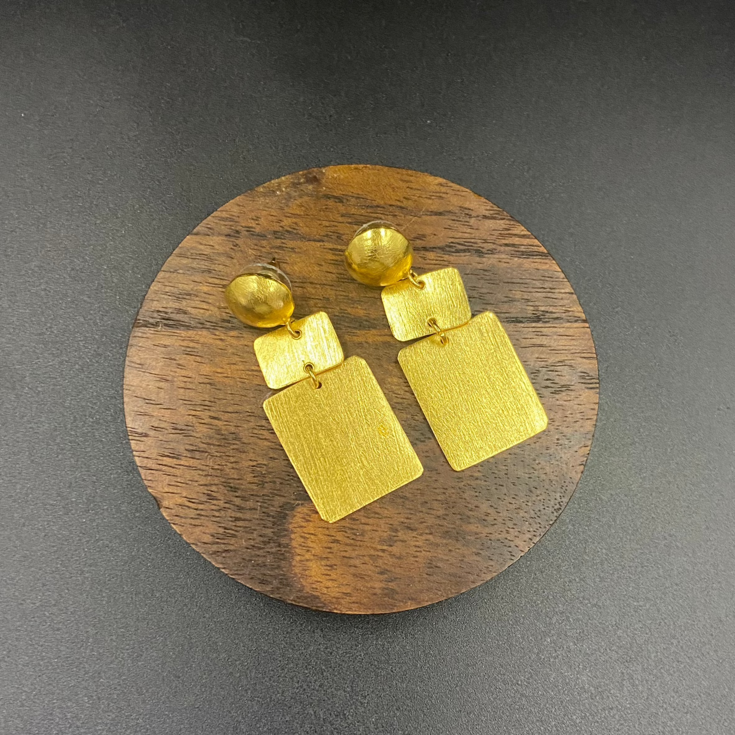 Pendientes SEVENTY bañados en oro - Diseño con carácter