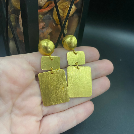 Pendientes SEVENTY bañados en oro - Diseño con carácter