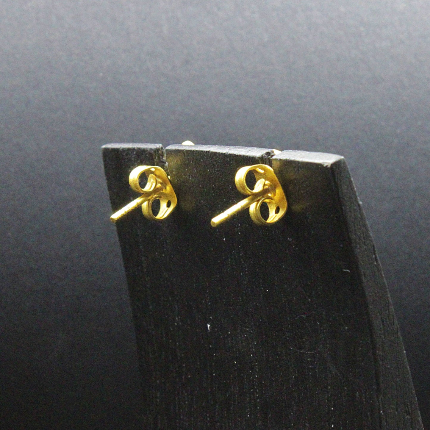 Button earring with 18kt gold plated chain