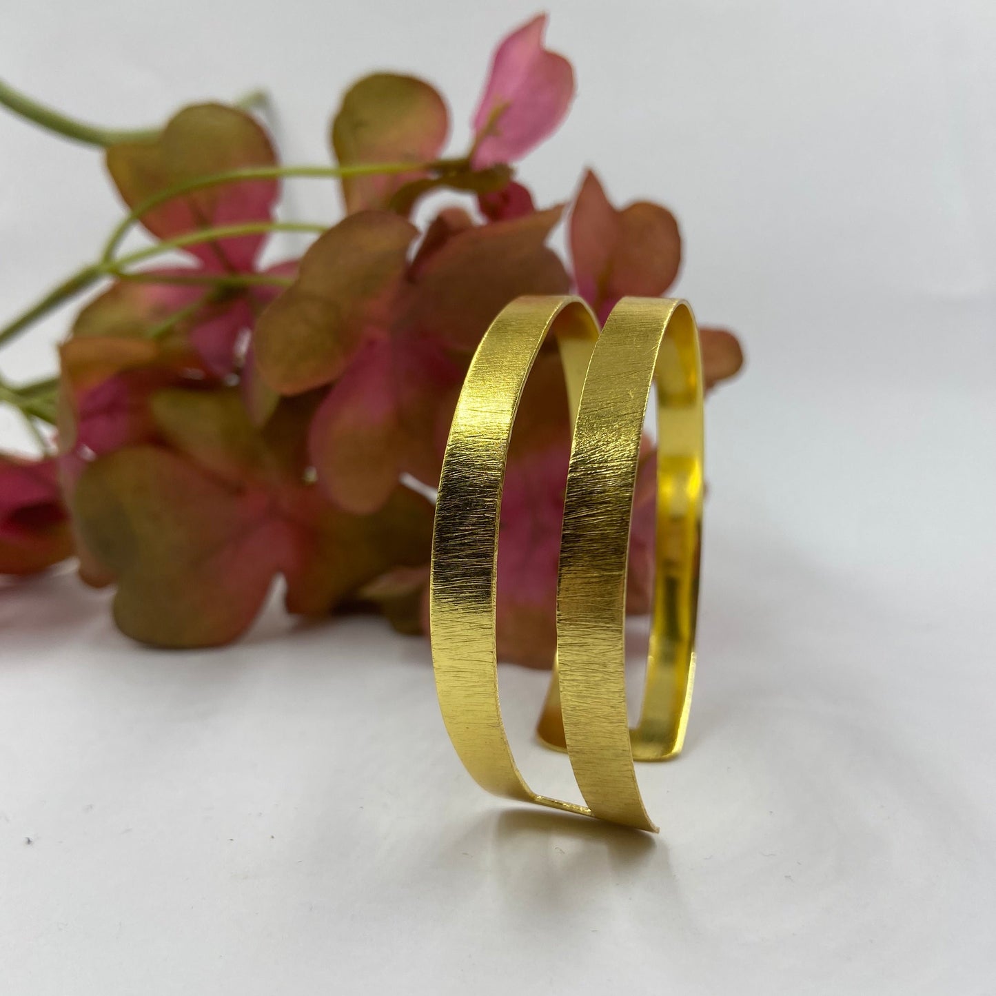 Brazalete SAETERA bañado en oro - Diseño con carácter