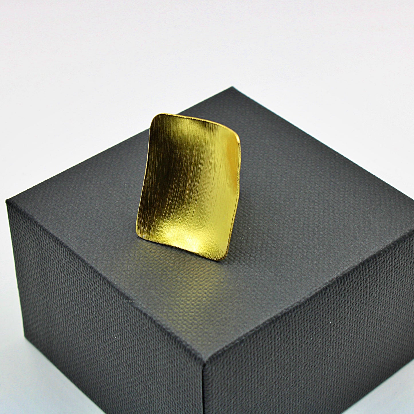 Anillo MONDRIAN bañado en oro - Diseño con carácter