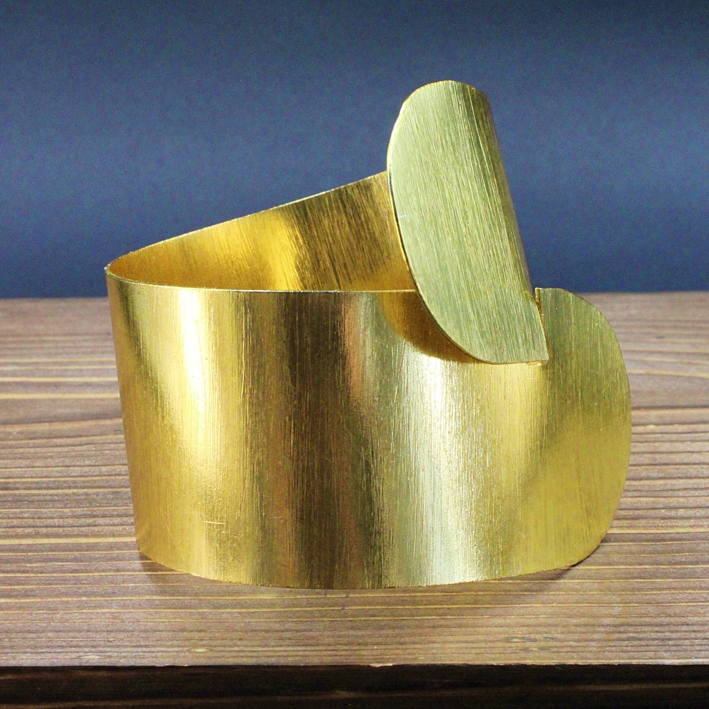 Brazalete ATENEA bañado en oro - Diseño con carácter