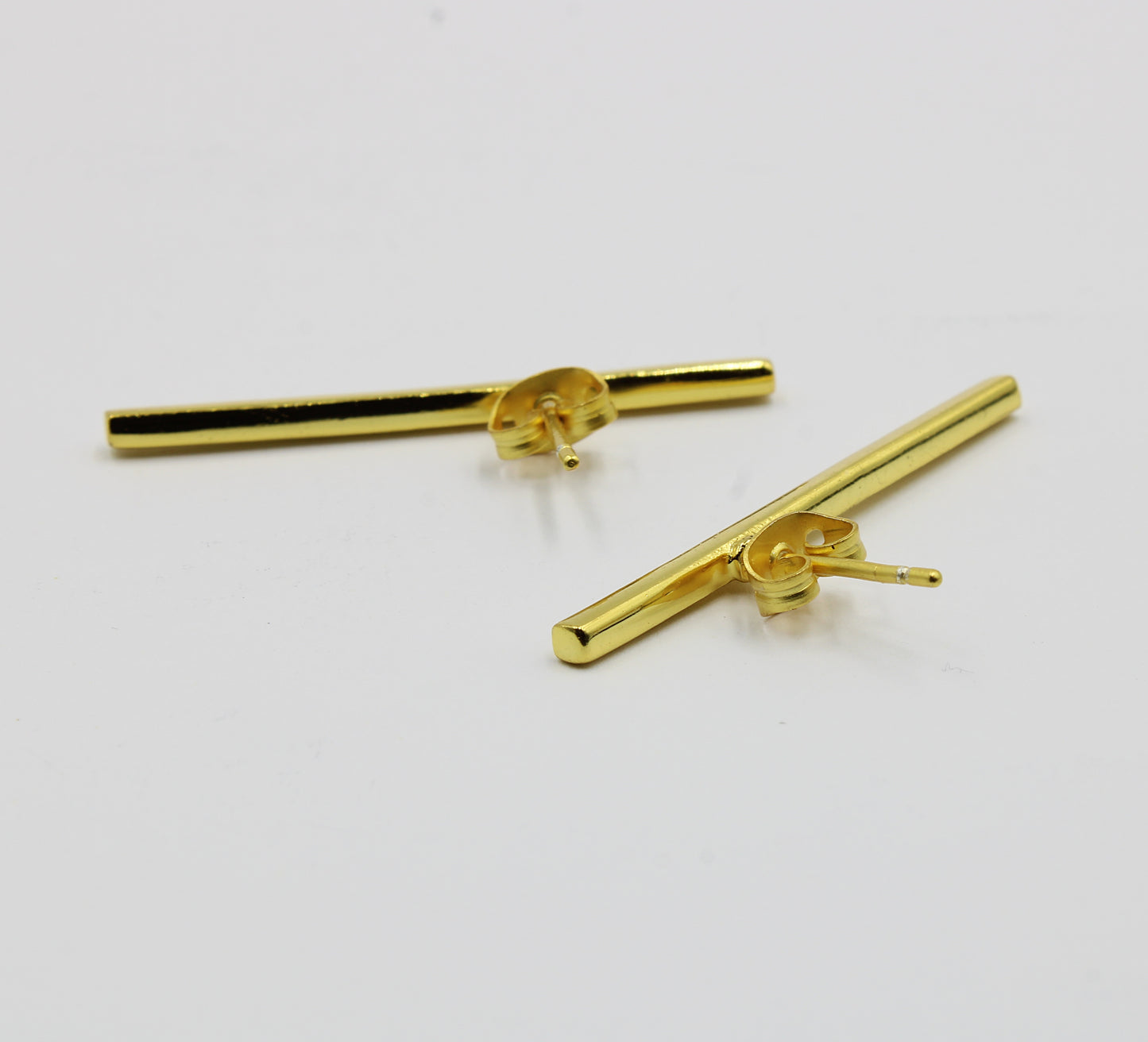 Pendientes minimalistas bañados en oro